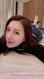 继女从继父那里接受家庭事务指导